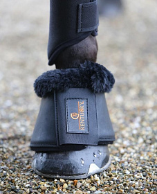 Колокольчики кожаные с черным мехом Kentucky