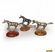 Лошадка на желтом камне